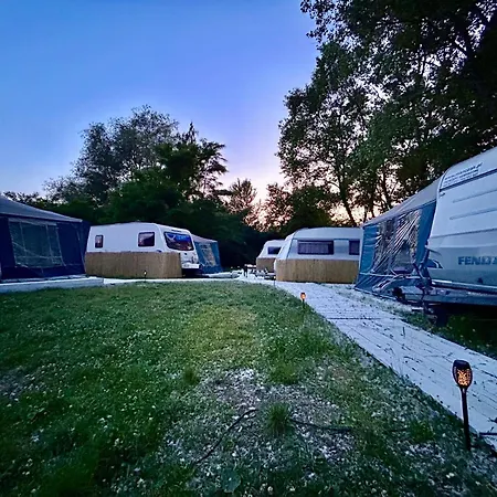 I Przyczepy Cam Spot Campsite