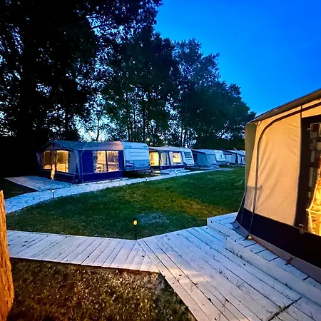 营地 I Przyczepy Sunday Camp *