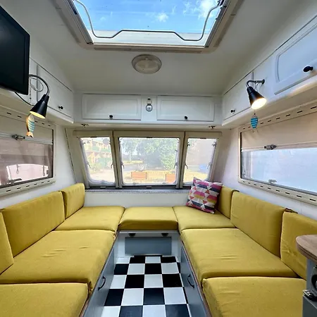 캠프장 I Przyczepy Sunday Camp